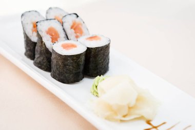 Ton balığı maki bir plaka üzerinde