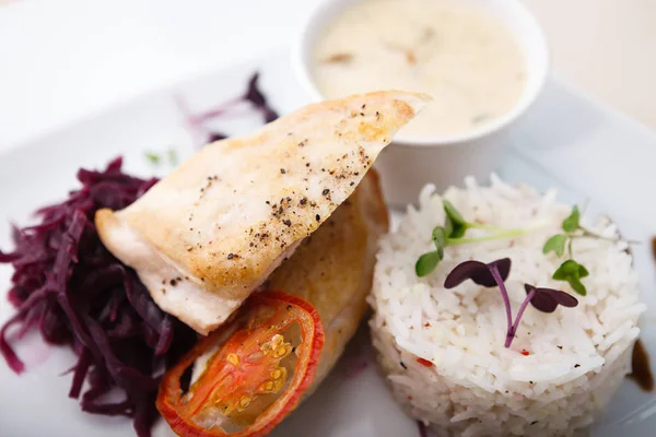 Peito de frango com arroz — Fotografia de Stock