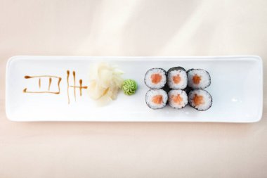 Ton balığı maki bir plaka üzerinde