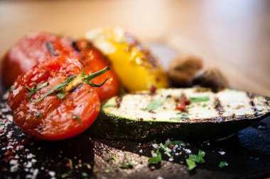 Taş bir tahta üzerinde ızgara sebze