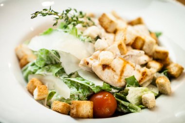 Tabakta Sezar salatası