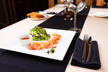 Tempura karides salatası ile