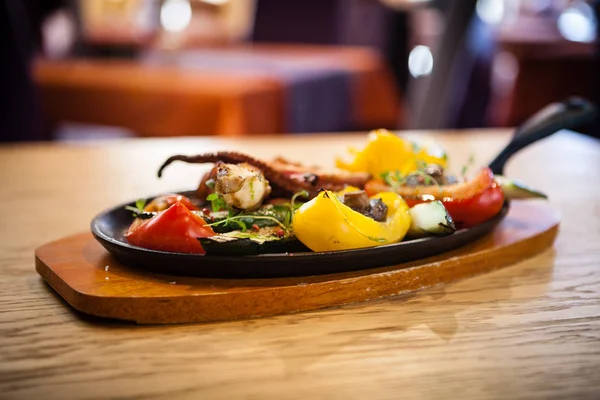 Вареный осьминог с овощами — стоковое фото