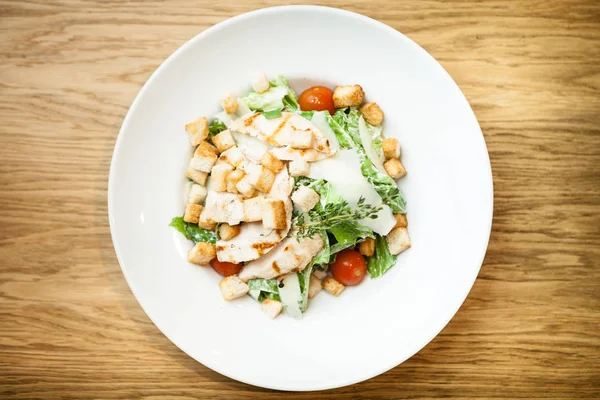Salade César dans une assiette — Photo