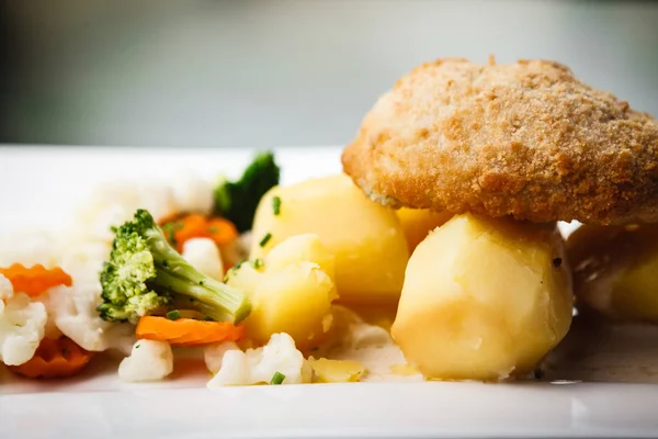 Pollo Kiev con verduras —  Fotos de Stock