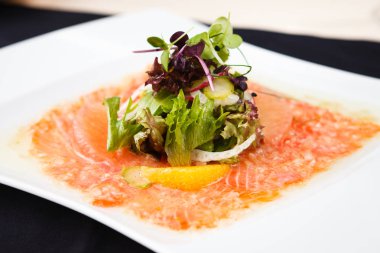 Alabalık carpaccio salata