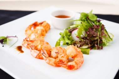Tempura karides salatası ile