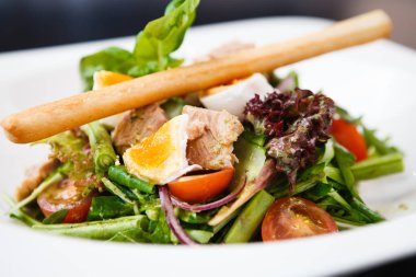 Ton balığı ile salata salata