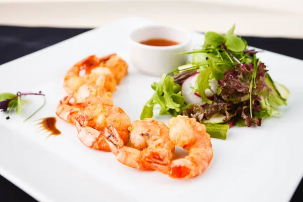 Camarones de Tempura con ensalada —  Fotos de Stock