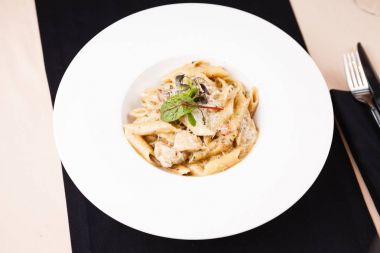 Penne makarna ile tavuk