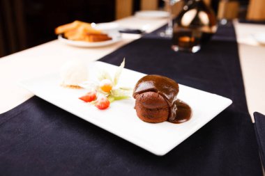 Dattels ile yapışkan şekerleme