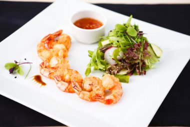 Tempura karides salatası ile
