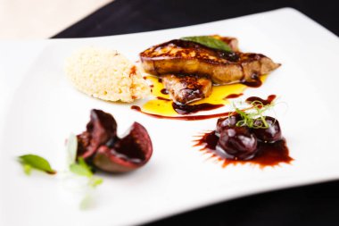 Kiraz soslu kızarmış kaz ciğeri