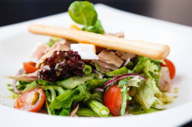 Ton balığı ile salata salata