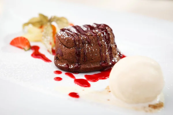 Fondant de chocolate con helado —  Fotos de Stock