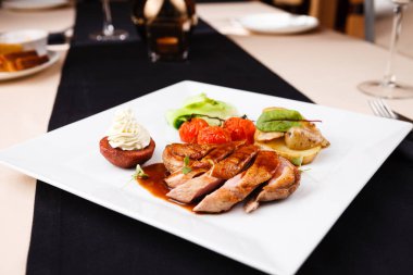 armut ile kızarmış ördek