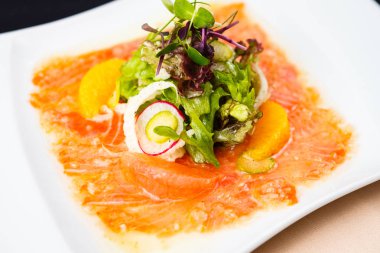 Alabalık carpaccio salata