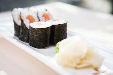 Ton balığı maki bir plaka üzerinde