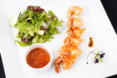 Tempura karides salatası ile