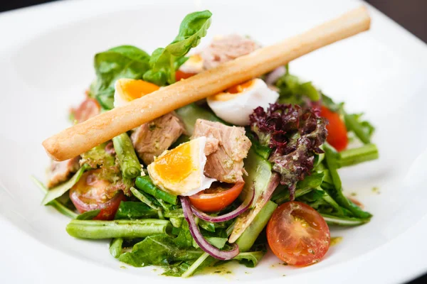 Salad nicoise with tuna — Stock Photo, Image