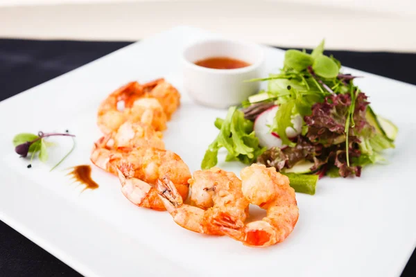 Camarones de Tempura con ensalada —  Fotos de Stock