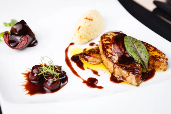 Kiraz soslu kızarmış kaz ciğeri