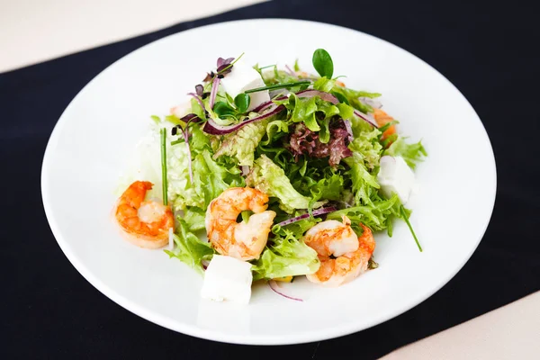 Greek salad with shrimp — Stock Photo, Image