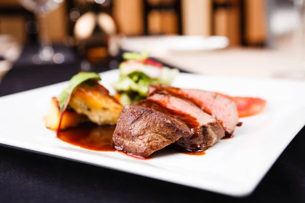 Rinderfilet mit Kartoffeln — Stockfoto