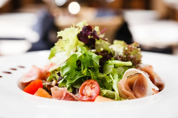 Salada verde com presunto — Fotografia de Stock