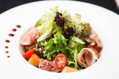 yeşil salata ile ham