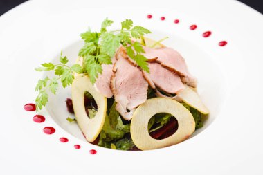 Yeşil salata ile soğuk Dana eti