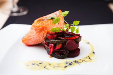 Sebze ile füme alabalık