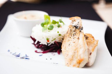 pilavlı tavuk göğsü