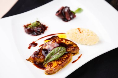 Kiraz soslu kızarmış kaz ciğeri