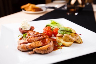 armut ile kızarmış ördek