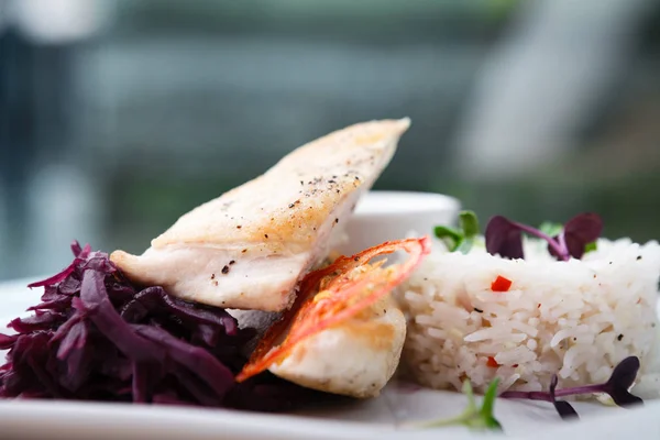 Peito de frango com arroz — Fotografia de Stock