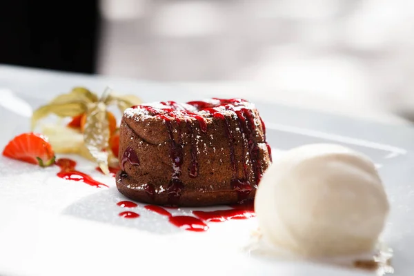 Fondant de chocolate con helado —  Fotos de Stock