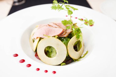 Yeşil salata ile soğuk Dana eti