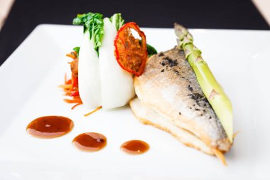 Sebzeli çipura balık