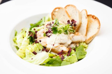 Klasik sezar salatası.