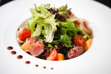 yeşil salata ile ham