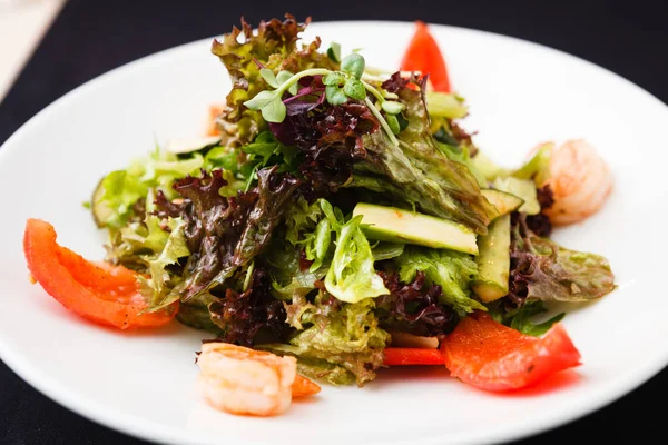 Greek salad with shrimp — Stock Photo, Image