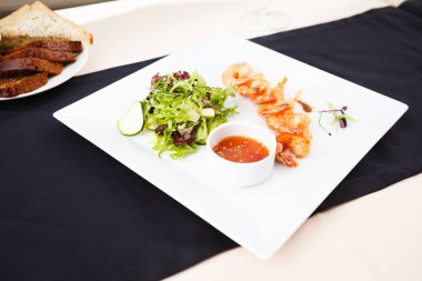 Tempura karides salatası ile