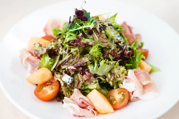 yeşil salata ile ham