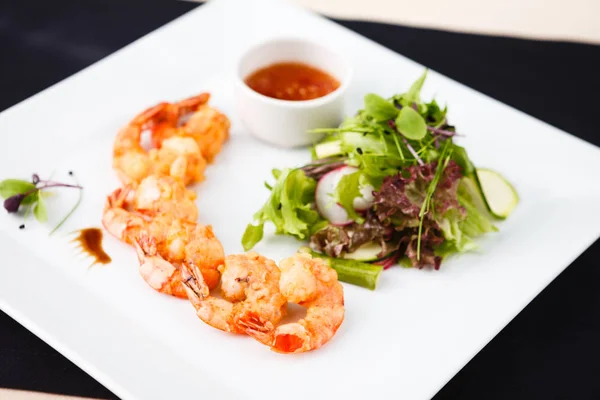 Camarones de Tempura con ensalada — Foto de Stock