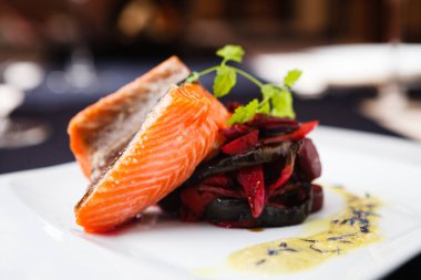 Sebze ile füme alabalık