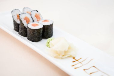 Ton balığı maki bir plaka üzerinde