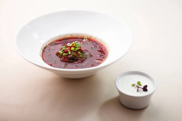 Červená řepa polévka s masem — Stock fotografie