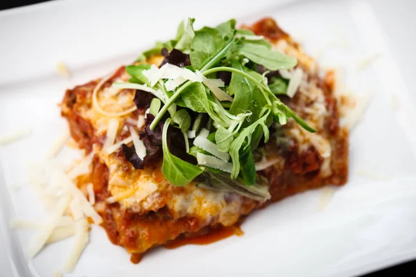 Lasagne con insalata — Foto Stock