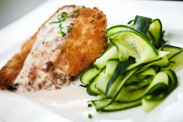 Chicken schnitzel with mashed potatoes — Stock Photo, Image